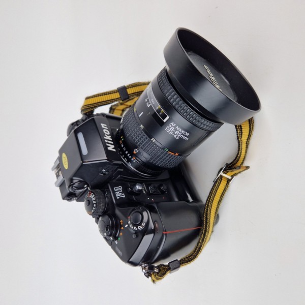 Kamera Nikon i fotoväska