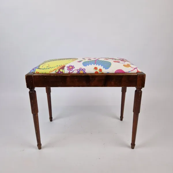 Pianopall, gustaviansk stil