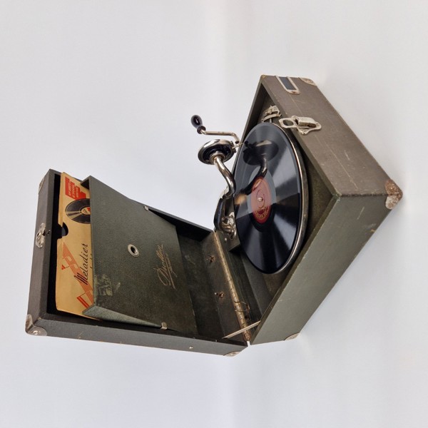 Resegrammofon och stenkakor