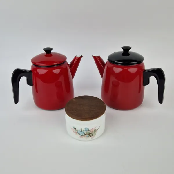 Kockums emalj, kaffekannor 2 st och skål