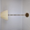 Stolar och golvlampa