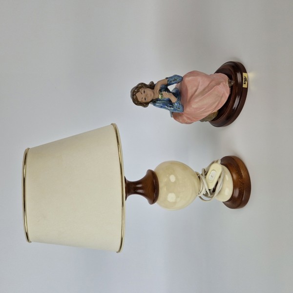 Alabasterlampa och porslinsfigurin