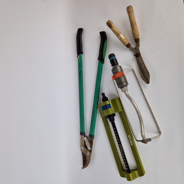 Trädgårdsredskap och utekrukor