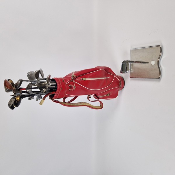 Golfbag med klubbor och personvåg