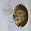 Glasskålar, karaffer och mässingsbricka