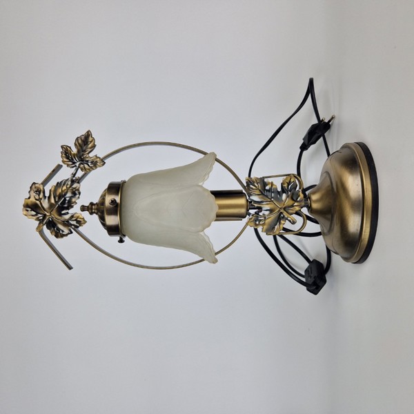 Bordslampa och vägglampor