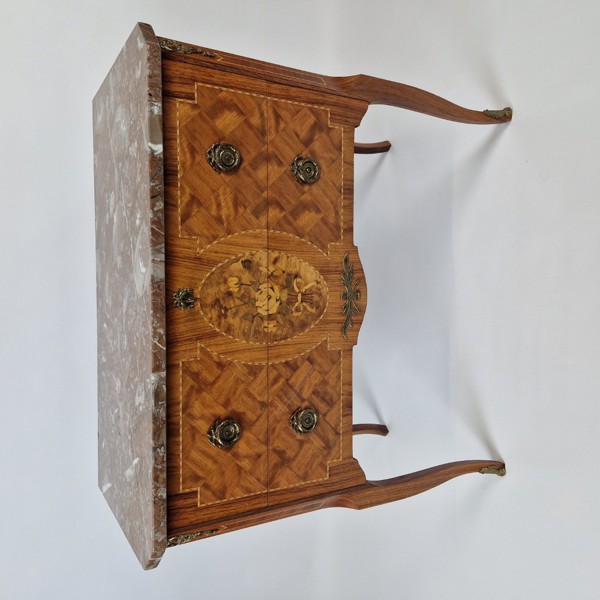 Byrå, gustaviansk stil