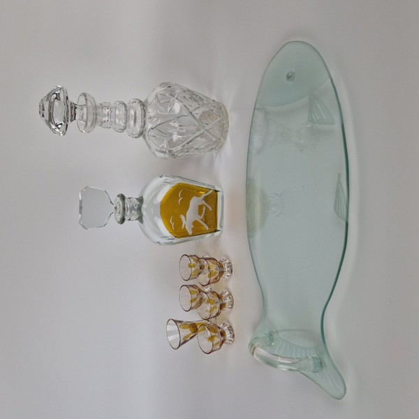 Glaskaraffer och glasbricka