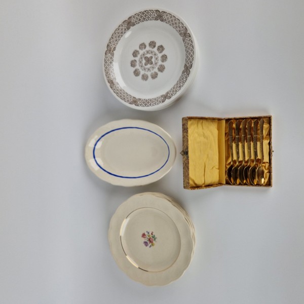 Assietter, fat och kaffeskedar