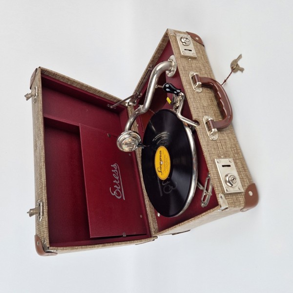 Resegrammofon "Erres" med stenkakor och stift