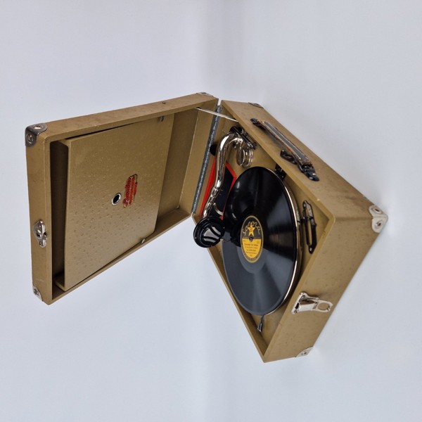 Resegrammofon "Sonata" med stenkakor och stift