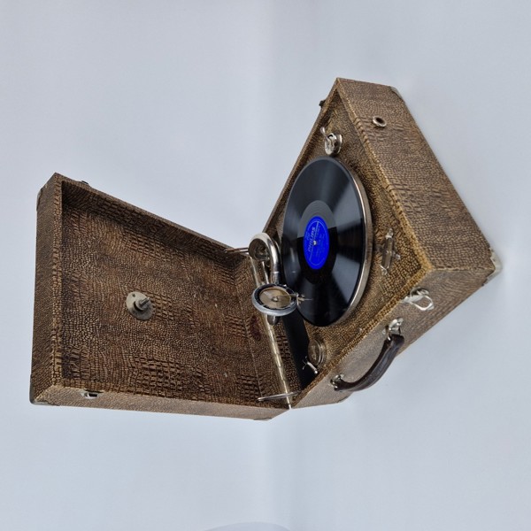 Resegrammofon "Olotonal, Pathé" med stenkakor och stift