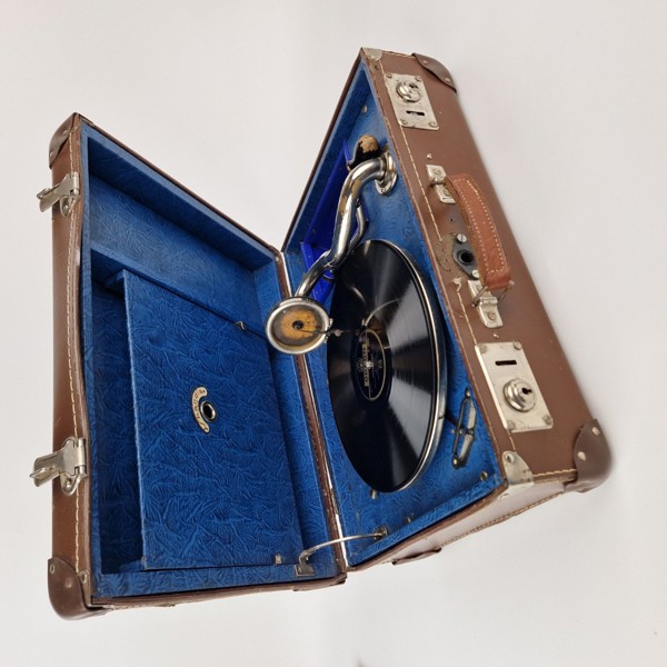 Resegrammofon "Skandia Lyx" med stenkakor och stift