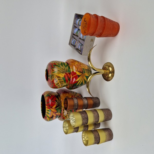 Glas, keramik och mässing